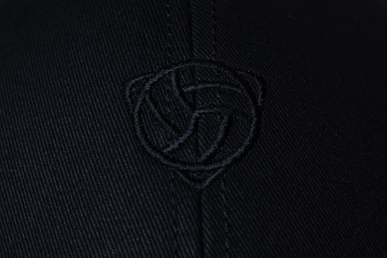 Cap with embroidered Cafufo logo "Black tone in tone"